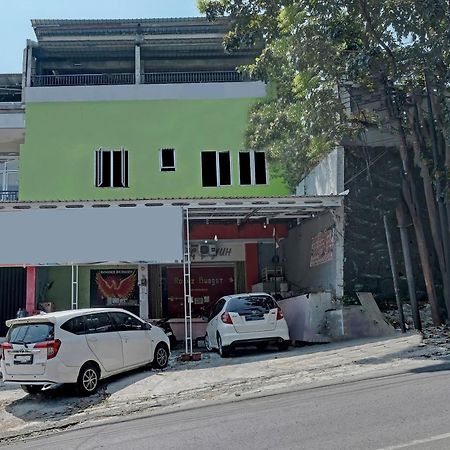 Oyo Life 92877 Hotel Rainbow 7296 Semarang Kültér fotó