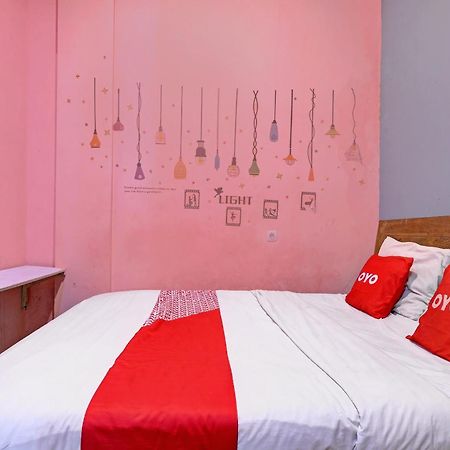 Oyo Life 92877 Hotel Rainbow 7296 Semarang Kültér fotó