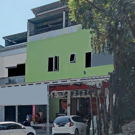 Oyo Life 92877 Hotel Rainbow 7296 Semarang Kültér fotó