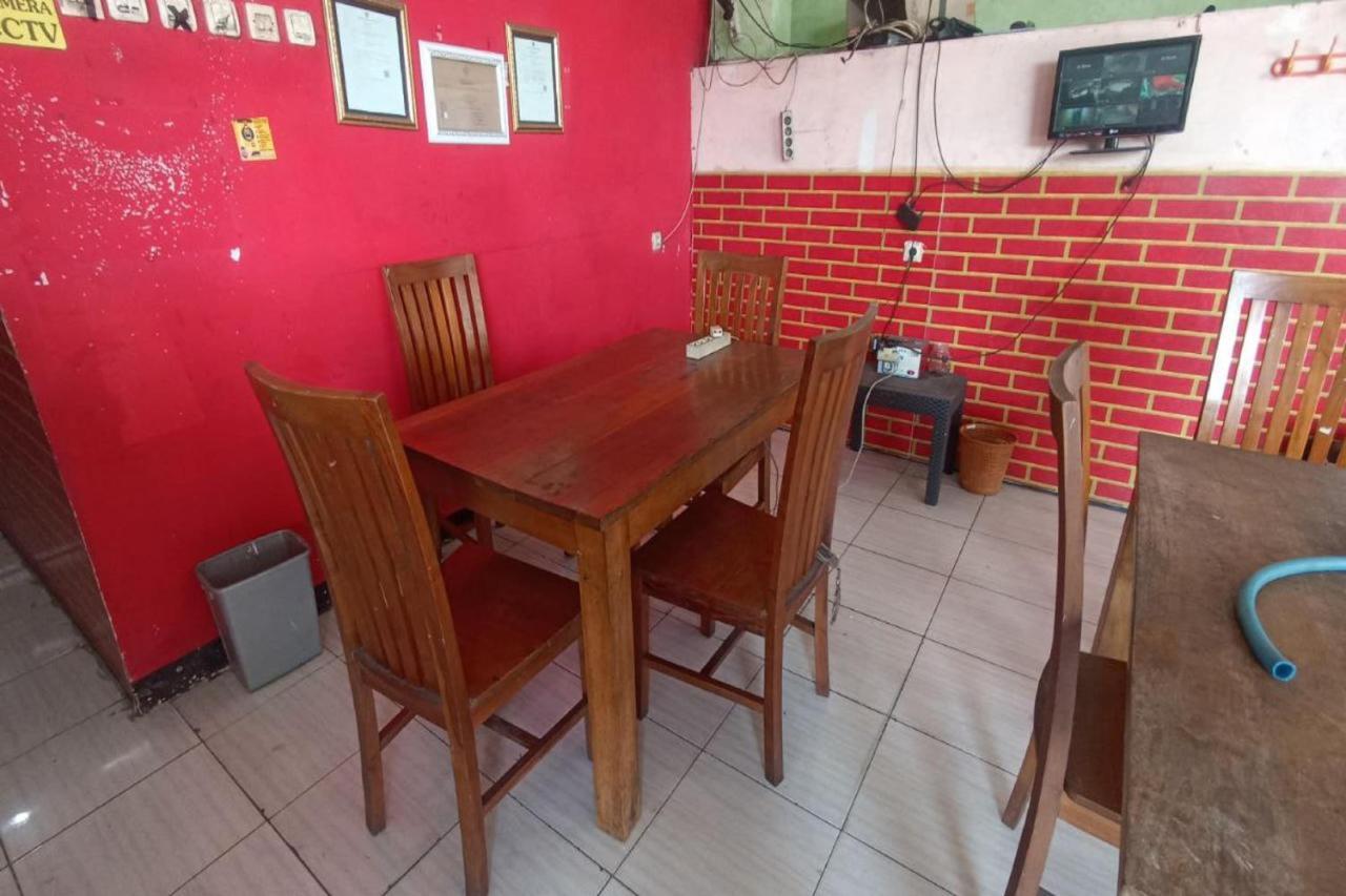Oyo Life 92877 Hotel Rainbow 7296 Semarang Kültér fotó