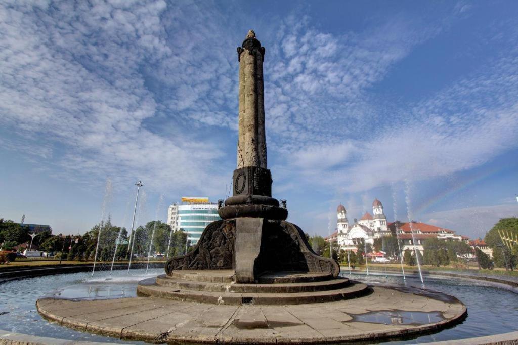 Oyo Life 92877 Hotel Rainbow 7296 Semarang Kültér fotó