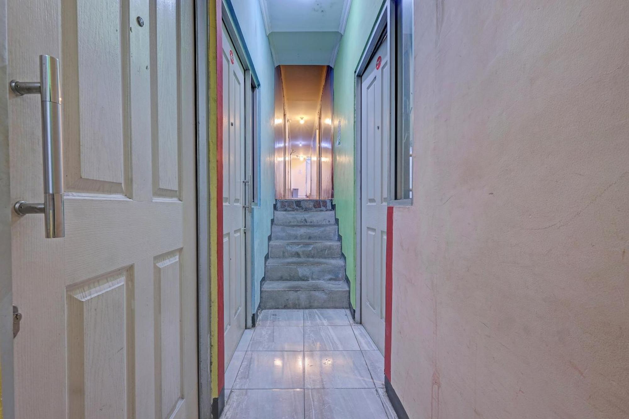 Oyo Life 92877 Hotel Rainbow 7296 Semarang Kültér fotó